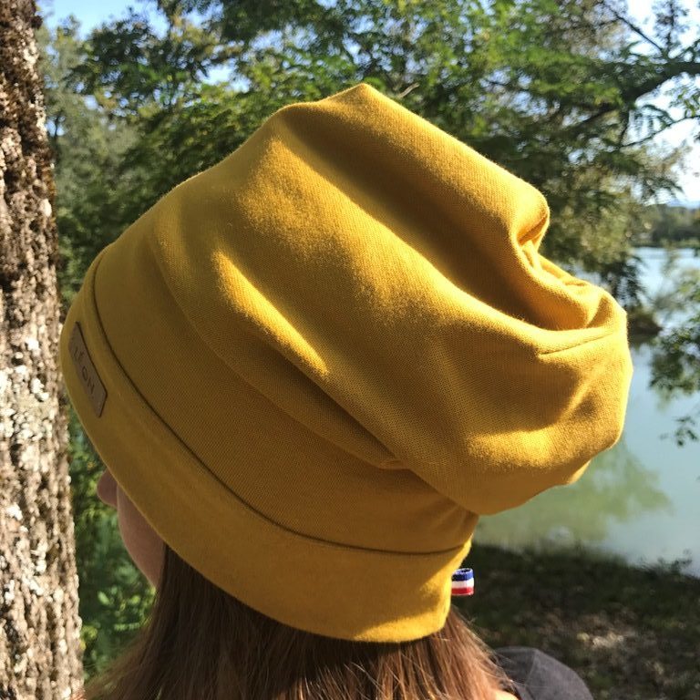 Bonnet jaune moutarde de dos
